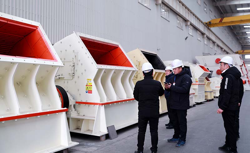 Customers visit the PCX hammer shaping crusher production plant